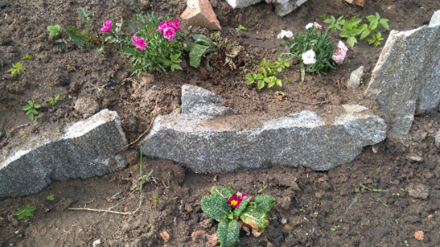 Urządzenie małego ogrodu - kamienie gnejsowe